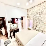 Travelers Luxury Suites, Studios & Apartments