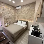 Travelers Luxury Suites, Studios & Apartments