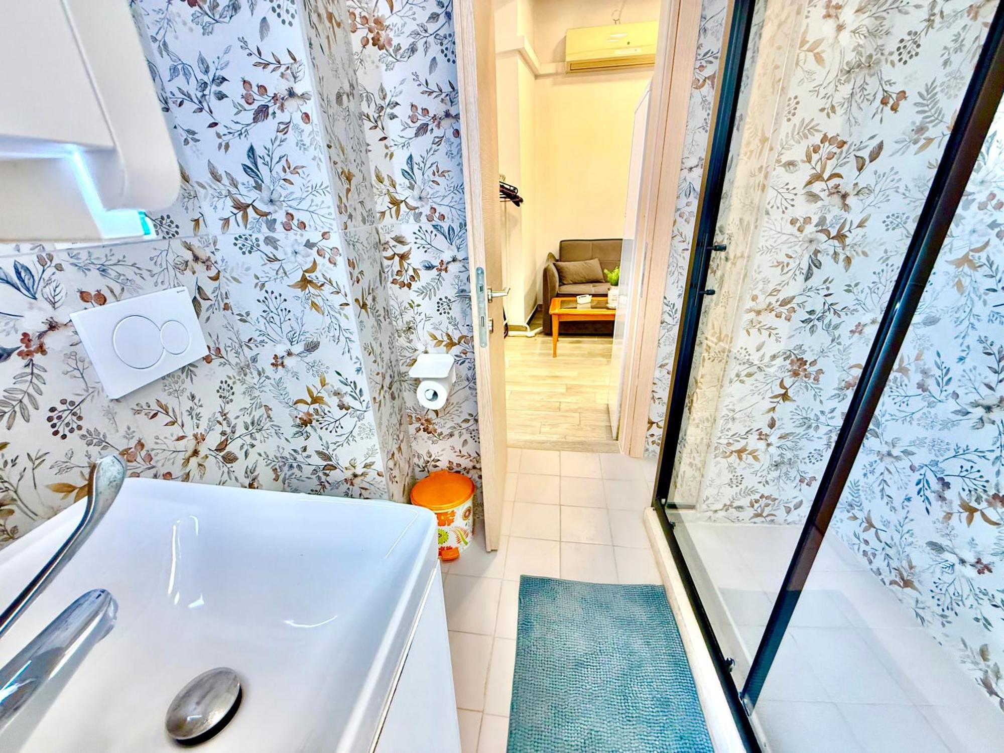 Travelers Luxury Suites, & Apartment *