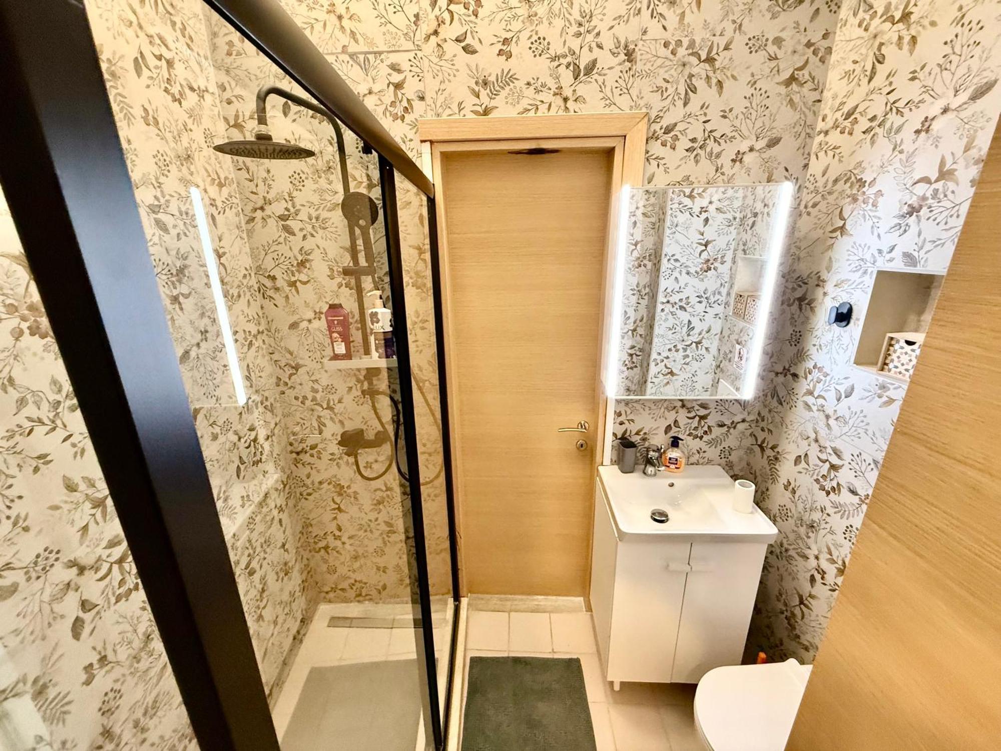 Travelers Luxury Suites, & Apartment