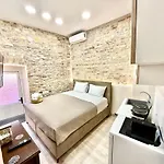 Travelers Luxury Suites, Studios & Apartments
