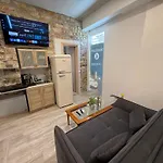 Travelers Luxury Suites, Studios & Apartments